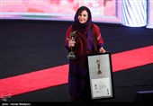 اهدای تندیس بهترین بازیگر مکمل زن بیست و یکمین جشن خانه سینما به فرشته صدرعرفایی برای فیلم "شبی که ماه کامل شد"