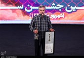 اهدای تندیس بهترین طراحی لباس بیست و یکمین جشن خانه سینما به محمدرضا شجاعی برای فیلم "شبی که ماه کامل شد"