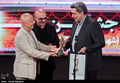 اهدای تندیس بهترین فیلم مستند بلند بیست و یکمین جشن خانه سینما به پیروز حناچی تهیه‌کننده فیلم "زمستان است" توسط مرتضی رزاق کریمی