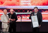 اهدای تندیس بهترین فیلم مستند بلند بیست و یکمین جشن خانه سینما به پیروز حناچی تهیه‌کننده فیلم "زمستان است"