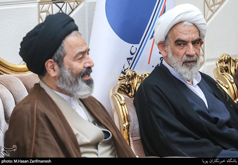 حجت الاسلام محسن قمی معاون بین الملل دفتر مقام معظم رهبری وحجت‌الاسلام سید عبدالفتاح نواب  نماینده ولی فقیه در امور حج و زیارت و سرپرست حجاج ایرانی