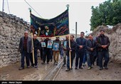 از رسومات قابل توجه مراسم روز عاشورا می توان به عزاداری دسته جمعی، حمل تصاویر شهداء در مقابل هیئات و همچنین حضور هیئات در مزار و منازل شهدای بزرگوار و قرائت فاتحه برای این عزیزان اشاره کرد