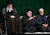 سرلشکر قاسم سلیمانی، مقتدی صدر و رهبر معظم انقلاب در مراسم عزاداری شام غریبان حسینی در حسینیه امام خمینی(ره)