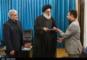 اعطای حکم مدیر جدید دفتر خبرگزاری تسنیم در استان البرز به سید محمد ساداتی با حضور آیت‌الله سیدمحمدمهدی حسینی‌همدانی نماینده ولی‌فقیه در استان البرز و امام جمعه کرج و مجید قلی‌زاده مدیرعامل خبرگزاری تسنیم