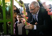 محسن حاجی میرزایی وزیر آموزش و پرورش در جشن شکوفه‌ها - دبستان تشیع نازی‌آباد