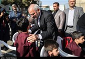 محسن حاجی میرزایی وزیر آموزش و پرورش در جشن شکوفه‌ها - دبستان تشیع نازی‌آباد