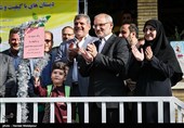 نواختن زنگ جشن شکوفه‌ها در دبستان تشیع نازی‌آباد با حضور محسن حاجی میرزایی وزیر آموزش و پرورش