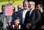 نواختن زنگ جشن شکوفه‌ها در دبستان تشیع نازی‌آباد با حضور محسن حاجی میرزایی وزیر آموزش و پرورش