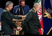 سرلشکر حسین سلامی فرمانده کل سپاه و سرلشکر محمدعلی جعفری فرمانده قرارگاه فرهنگی و اجتماعی حضرت بقیه‌الله(عج) در مراسم رونمایی از ۹۰ اثر اسنادی و پژوهشی دفاع مقدس