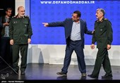 سرلشکر محمدعلی جعفری فرمانده قرارگاه فرهنگی و اجتماعی حضرت بقیه‌الله(عج) و سرلشکر حسین سلامی فرمانده کل سپاه در مراسم رونمایی از ۹۰ اثر اسنادی و پژوهشی دفاع مقدس