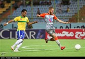 دیدار تیم‌های فوتبال صنعت نفت و سایپا - آبادان