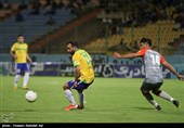 دیدار تیم‌های فوتبال صنعت نفت و سایپا - آبادان