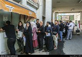 صف مردم برای دریافت  گذرنامه در آستانه سفر اربعین حسینی مقابل اداره گذرنامه 