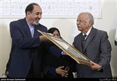 اهدا لوح یادبود به جلال صفار زاده درمراسم بزرگداشت طاهره صفارزاده
