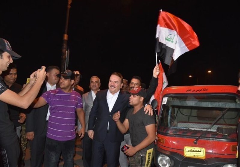 وزیر الداخلیة یاسین الیاسری یزور المتظاهرین فی ساحة التحریر