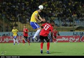 دیدار تیم‌های فوتبال صنعت نفت و تراکتور - آبادان