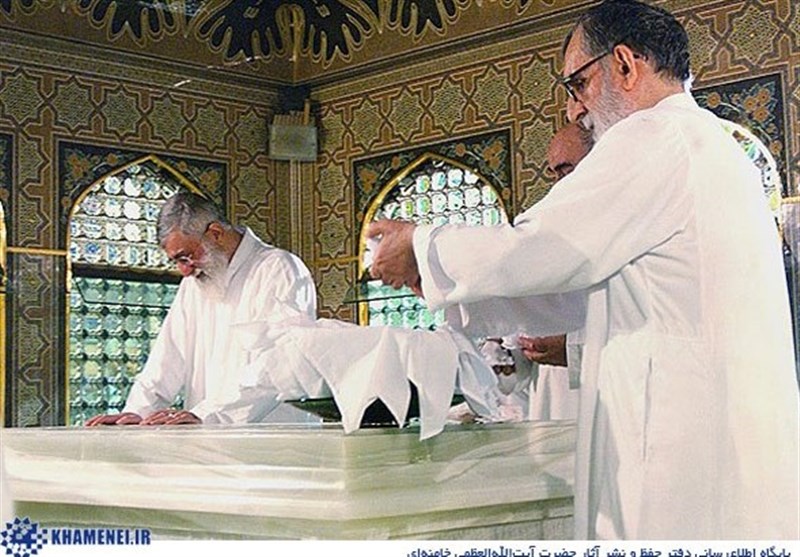 رهبر انقلاب در حرم امام رضا (ع)