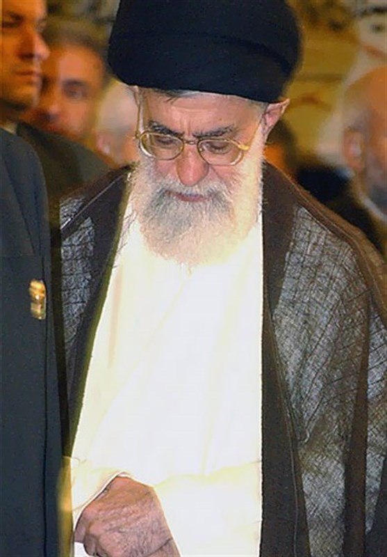 رهبر انقلاب در حرم امام رضا (ع)