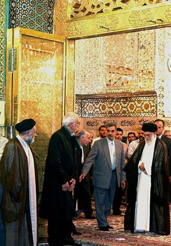 رهبر انقلاب در حرم امام رضا (ع)