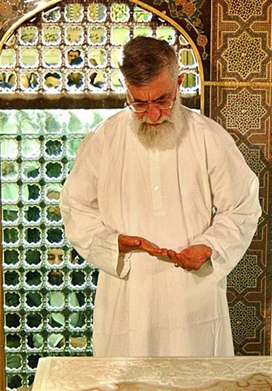 رهبر انقلاب در حرم امام رضا (ع)