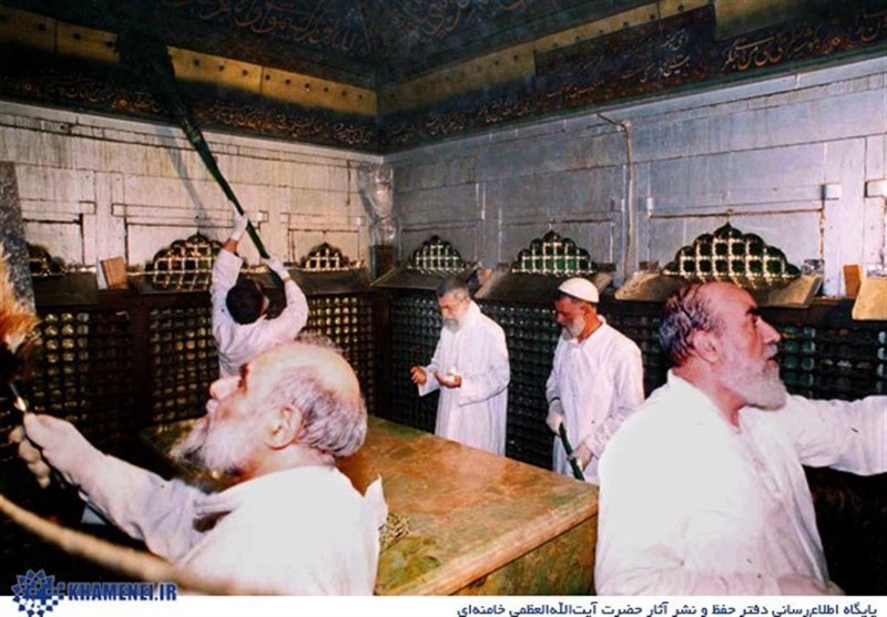 رهبر انقلاب در حرم امام رضا (ع)