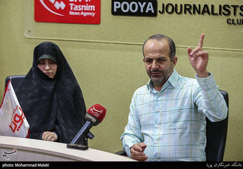 داود منیری و زهرا صادقی پدر و مادر 7 فرزند در نشست حوزه خانواده