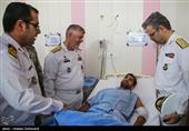 عیادت  امیردریادارحسین خانزادی فرمانده نیروی دریایی ارتش  از یکی از تکاوران این نیرو