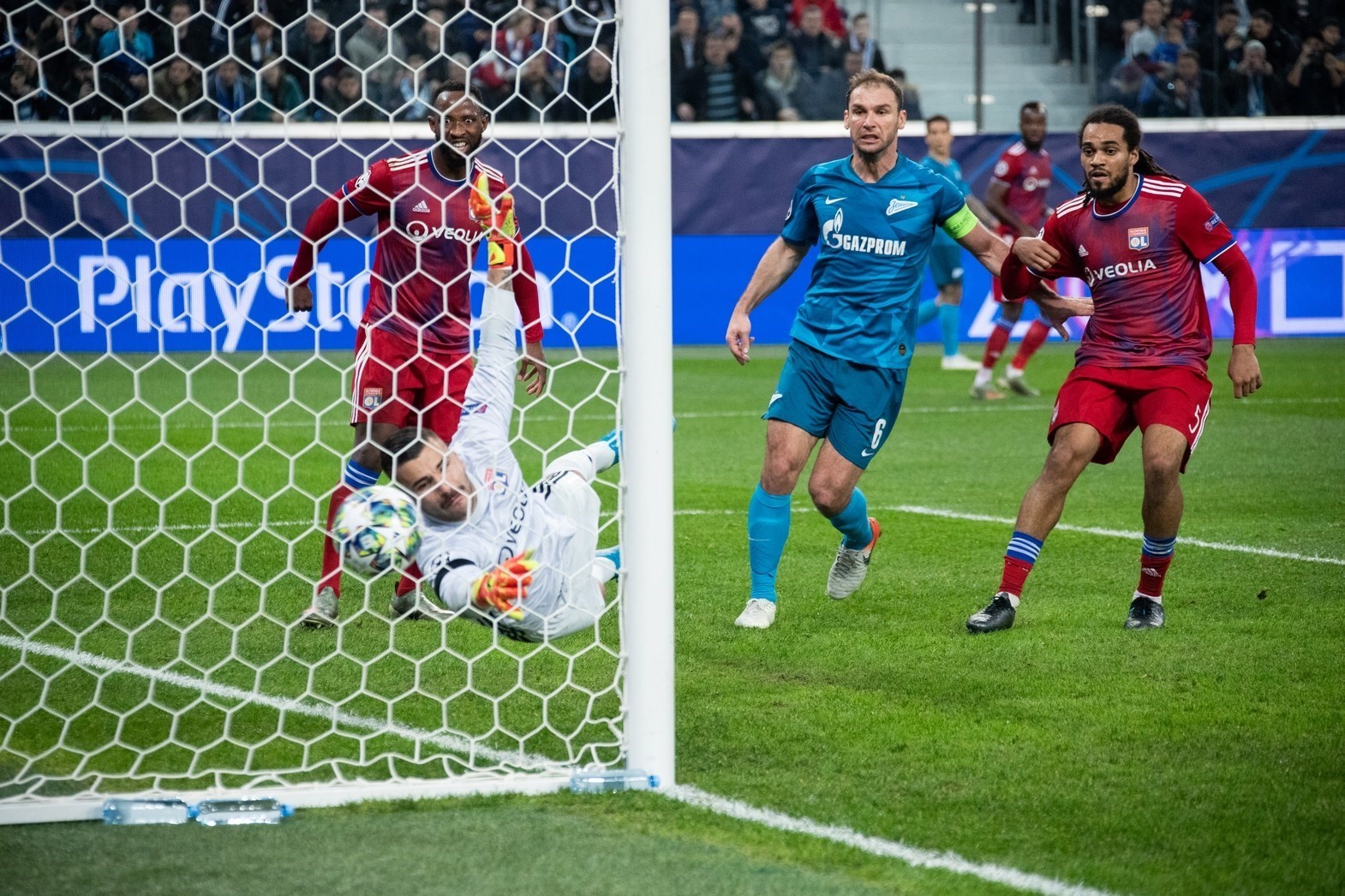 سردار آزمون , تیم فوتبال لیون فرانسه , لیگ قهرمانان اروپا , 