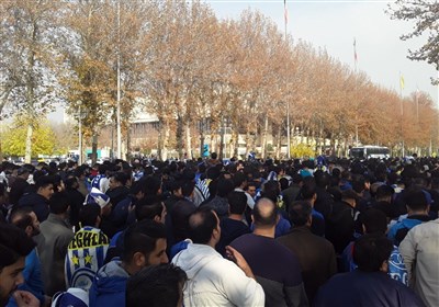 خروج 3 پیشکسوت استقلال با اسکورت مأموران/ درگیری در یک خیابان بالاتر!