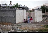 در قسمتهای زیادی از این شهرک،دفع فاضلاب ها بصورت سطحی است که می تواند باعث انتقال بیماری بویژه به کودکان شود.