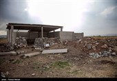 نبودن نیازهای اساسی همچون آب، برق، گاز و محرومیت‌های متعددی در زمینه آموزش، بهداشت عمومی، اوقات فراغت، مشکلات حمل و نقل و رفت و آمد، مشکلات زیست محیطی، فضای سبز و تفریحی و وضع نابسامان کوچه و خیابان‌ها بویژه در شرایط بارندگی است.