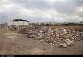 نبودن نیازهای اساسی همچون آب، برق، گاز و محرومیت‌های متعددی در زمینه آموزش، بهداشت عمومی، اوقات فراغت، مشکلات حمل و نقل و رفت و آمد، مشکلات زیست محیطی، فضای سبز و تفریحی و وضع نابسامان کوچه و خیابان‌ها بویژه در شرایط بارندگی است.