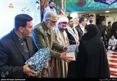 تجلیل از خانواده شهدا در مراسم هجدهمین یادواره شهدای بسیج مسجد محمدی