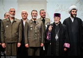 سبوه سرکیسیان اسقف اعظم ارامنه تهران و امیر سرلشکر سیدعبدالرحیم موسوی فرمانده کل ارتش در آیین تجلیل از خانواده‌های شهدا و ایثارگران ارامنه