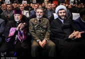 حجت‌الاسلام محمدحسن کاویانی‌راد معاون فرهنگی و آموزشی بنیاد شهید، امیر سرلشکر سیدعبدالرحیم موسوی فرمانده کل ارتش و سبوه سرکیسیان اسقف اعظم ارامنه تهران در آیین تجلیل از خانواده‌های شهدا و ایثارگران ارامنه