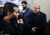 محمدباقر قالیباف و فرزند سپهبد شهید قاسم سلیمانی در مراسم سوگواری در مسجد امیرالمؤمنین شهرک شهید دقایقی تهران