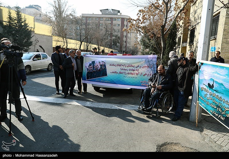 تجمع جانبازان و ایثارگران مقابل سفارت سوییس