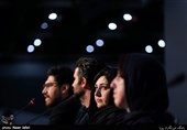 باران کوثری بازیگر در نشست خبری فیلم عامه پسند