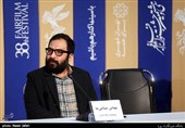 بهتاش صناعی ها کارگردان در نشست خبری فیلم قصیده گاو سفید