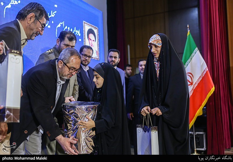 تجلیل از فرزندان شهید مدافع حرم مرتضی کریمی در یادواره شهدای پایگاه یاسر