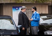 گفت‌وگوی پیروز حناچی شهردار تهران با فرشاد مقیمی مدیرعامل ایران خودرو در حاشیه جلسه هیئت دولت