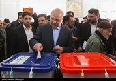 محمدباقر قالیباف  کاندیدای یازدهمین دوره انتخابات مجلس شورای اسلامی در مسجد خاتم‌الانبیاء شهرک واوان اسلامشهر  پای صندوق رای 