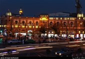 تردد زیاد ماشین ها در خیابان امام خمینی (ره)، در اکثرا ساعات شبانه روز به چشم می آید.