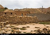 بنا به ادعای اهالی روستای پگین این نشتی ها از دوماه قبل وجود داشته و بارها به محیط زیست و شرکت نفت اطلاع داده شده ولی به علت سختی مسیر و صعب العبور بودن آن و کم بودن میزان نشتی ها به آن اهمیتی داده نشد و آنها در مهار نشتی تعلل کردند وگرنه در تاریخ ۱۰ اسفند به آنها اطلاع داده شد ولی متاسفانه آنها ۱۵ اسفند برای مهار آلودگی رودخانه آمدند