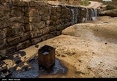 اهالی این روستا عنوان کردند به دلیل نبود امکانات اولیه خصوصا آب آشامیدنی و رودخانه الوده که این کمبود اب را جبران میکرد  به شهر مهاجرت کردند و روستایی که ۴۰ خانوار در آن زندگی می‌کرد در حال حاضر حدودا ۴ خانوار در آن زندگی میکند.
