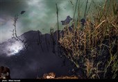 بنا به ادعای اهالی روستای پگین این نشتی ها از دوماه قبل وجود داشته و بارها به محیط زیست و شرکت نفت اطلاع داده شده ولی به علت سختی مسیر و صعب العبور بودن آن و کم بودن میزان نشتی ها به آن اهمیتی داده نشد و آنها در مهار نشتی تعلل کردند وگرنه در تاریخ ۱۰ اسفند به آنها اطلاع داده شد ولی متاسفانه آنها ۱۵ اسفند برای مهار آلودگی رودخانه آمدند