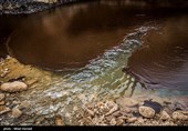 بنا به ادعای اهالی روستای پگین این نشتی ها از دوماه قبل وجود داشته و بارها به محیط زیست و شرکت نفت اطلاع داده شده ولی به علت سختی مسیر و صعب العبور بودن آن و کم بودن میزان نشتی ها به آن اهمیتی داده نشد و آنها در مهار نشتی تعلل کردند وگرنه در تاریخ ۱۰ اسفند به آنها اطلاع داده شد ولی متاسفانه آنها ۱۵ اسفند برای مهار آلودگی رودخانه آمدند