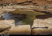 بنا به ادعای اهالی روستای پگین این نشتی ها از دوماه قبل وجود داشته و بارها به محیط زیست و شرکت نفت اطلاع داده شده ولی به علت سختی مسیر و صعب العبور بودن آن و کم بودن میزان نشتی ها به آن اهمیتی داده نشد و آنها در مهار نشتی تعلل کردند وگرنه در تاریخ ۱۰ اسفند به آنها اطلاع داده شد ولی متاسفانه آنها ۱۵ اسفند برای مهار آلودگی رودخانه آمدند