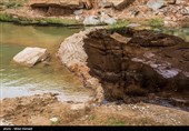 بنا به ادعای اهالی روستای پگین این نشتی ها از دوماه قبل وجود داشته و بارها به محیط زیست و شرکت نفت اطلاع داده شده ولی به علت سختی مسیر و صعب العبور بودن آن و کم بودن میزان نشتی ها به آن اهمیتی داده نشد و آنها در مهار نشتی تعلل کردند وگرنه در تاریخ ۱۰ اسفند به آنها اطلاع داده شد ولی متاسفانه آنها ۱۵ اسفند برای مهار آلودگی رودخانه آمدند