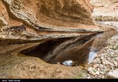 بنا به ادعای اهالی روستای پگین این نشتی ها از دوماه قبل وجود داشته و بارها به محیط زیست و شرکت نفت اطلاع داده شده ولی به علت سختی مسیر و صعب العبور بودن آن و کم بودن میزان نشتی ها به آن اهمیتی داده نشد و آنها در مهار نشتی تعلل کردند وگرنه در تاریخ ۱۰ اسفند به آنها اطلاع داده شد ولی متاسفانه آنها ۱۵ اسفند برای مهار آلودگی رودخانه آمدند